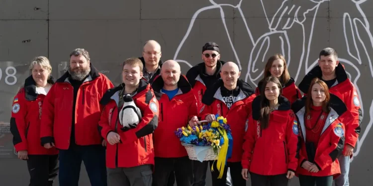 У Києво-Печерській лаврі частково завалився хрест, його спустили на землю рятувальники (ФОТО)