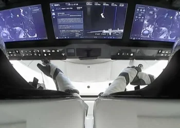 SpaceX Crew Dragon з астронавтами NASA та Роскосмосу на борту відстикувався від МКС