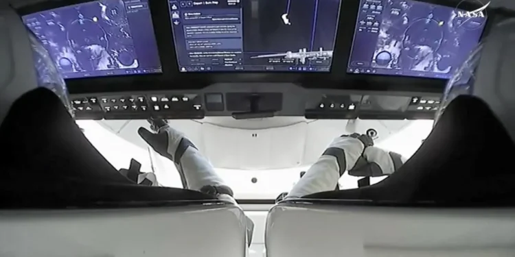 SpaceX Crew Dragon з астронавтами NASA та Роскосмосу на борту відстикувався від МКС