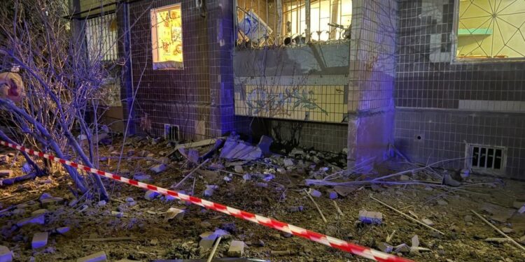 Серед поранених внаслідок ракетного удару по Кривому Рогу 2 дитини (ФОТО)