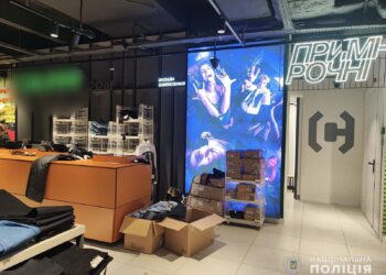 У Миколаєві затримали крадія, який виніс з магазину одяг на 6 тис.грн. (ФОТО)