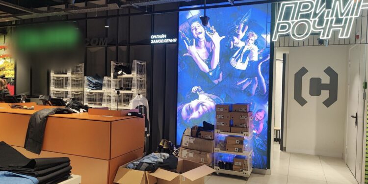 У Миколаєві затримали крадія, який виніс з магазину одяг на 6 тис.грн. (ФОТО)