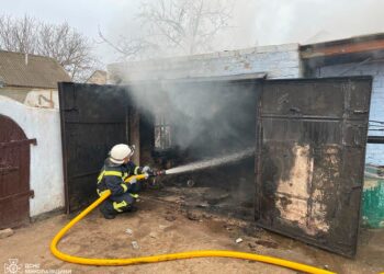 В Єланці на Миколаївщині вогнеборці ліквідували пожежу гаража (ФОТО)