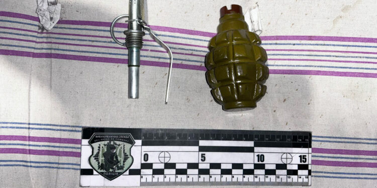 На Миколаївщині жінка добровільно видала поліцейським набої і боєприпаси та уникнула кримінальної відповідальності (ФОТО)