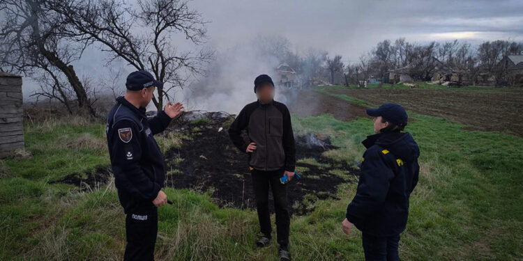 Рятувальники з поліцією оштрафували 17 мешканців Миколаївщини на 83 тис.грн. за спалювання сухостою (ФОТО)