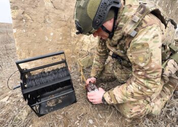 Протитанкові міни на околиці Снігурівки – вибухотехніки поліції Миколаївщини знищили ворожі боєприпаси (ФОТО, ВІДЕО)