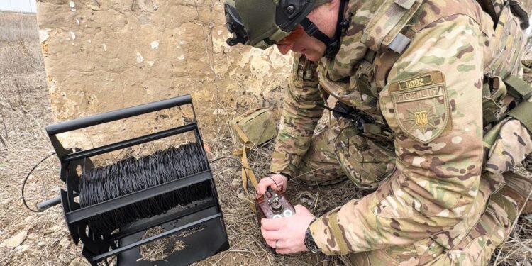 Протитанкові міни на околиці Снігурівки – вибухотехніки поліції Миколаївщини знищили ворожі боєприпаси (ФОТО, ВІДЕО)