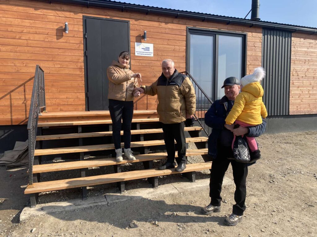 У Доманівській громаді Миколаївщини перші дві родини ВПО заселились у модульні будиночки, збудовані Данією (ФОТО) 5 У Доманівській громаді Миколаївщини перші дві родини ВПО заселились у модульні будиночки, збудовані Данією (ФОТО) 4