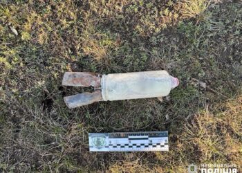 На Миколаївщині п’яний чоловік віз на мопеді касетний боєприпас – його вчасно зупинила поліція (ФОТО)