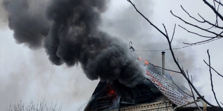 Неподалік від Миколаєва горів дачний будинок – вогнеборці встигли вчасно (ФОТО)