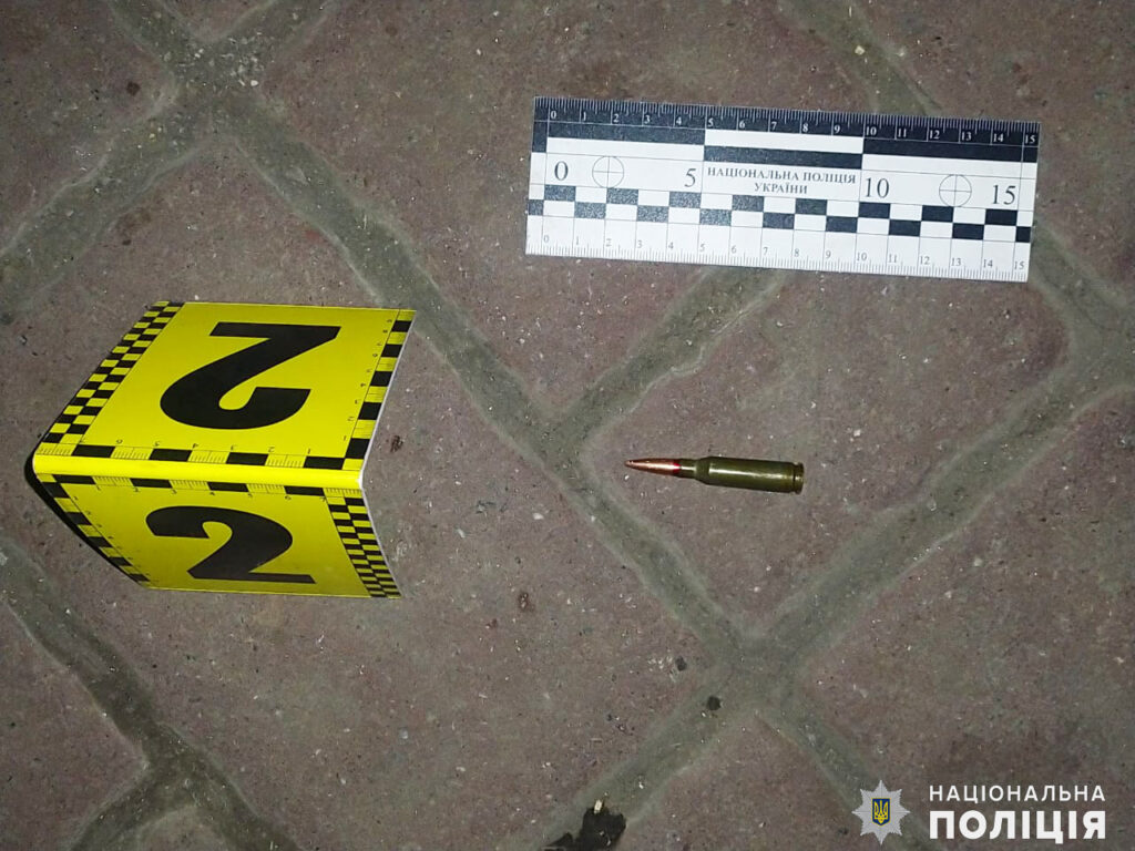На Миколаївщині затримали хулігана - стріляв з автомата на АЗС (ФОТО) 3 На Миколаївщині затримали хулігана - стріляв з автомата на АЗС (ФОТО) 2