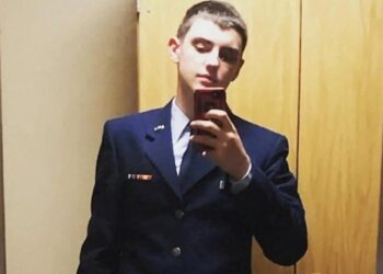 Перевзувся. Військовий США, який злив у мережу секретні документи Пентагону, тепер заявив, що викривав Байдена