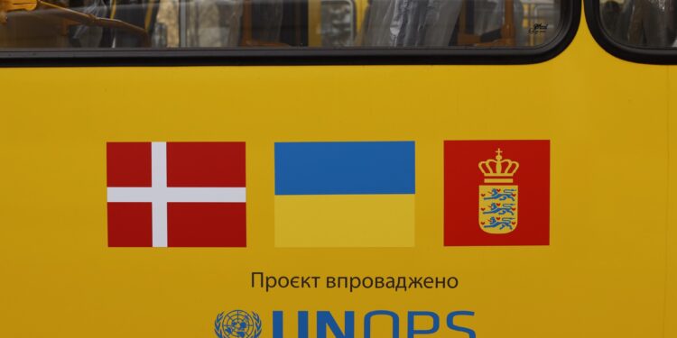 Данія профінансувала, UNOPS купило – 15 громад Миколаївщини отримали шкільні автобуси (ФОТО)