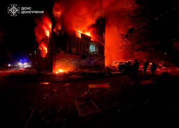 Внаслідок ракетного удару по Добропіллю – 11 загиблих. Зеленський розповів подробиці (ФОТО)
