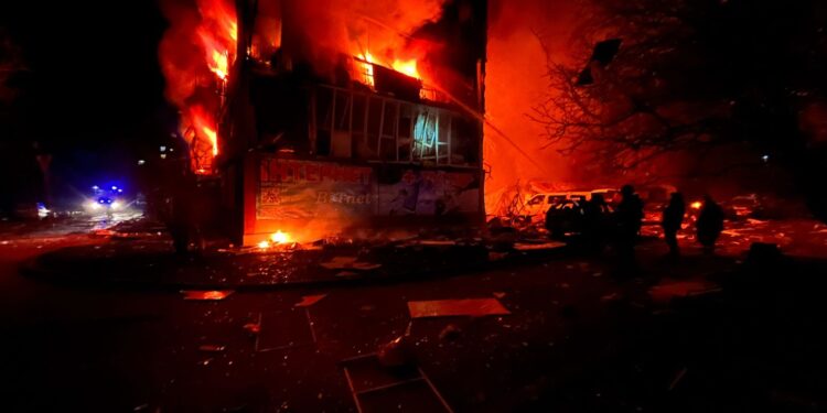 Внаслідок ракетного удару по Добропіллю – 11 загиблих. Зеленський розповів подробиці (ФОТО)