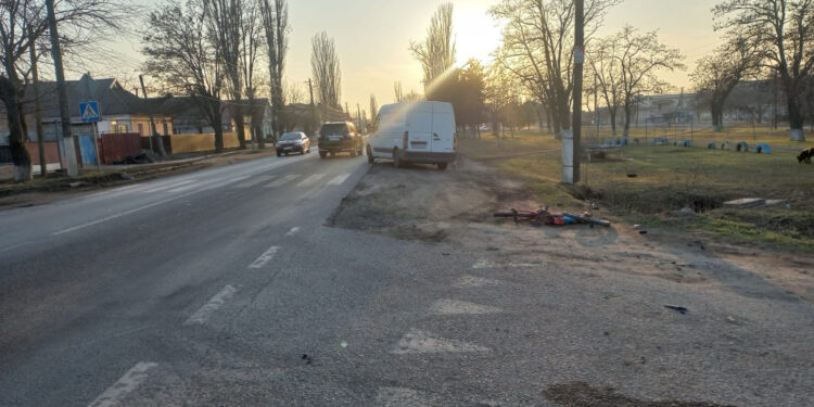У Новому Бузі водій збив велосипедиста – поліція Миколаївщини шукає свідків ДТП (ФОТО)