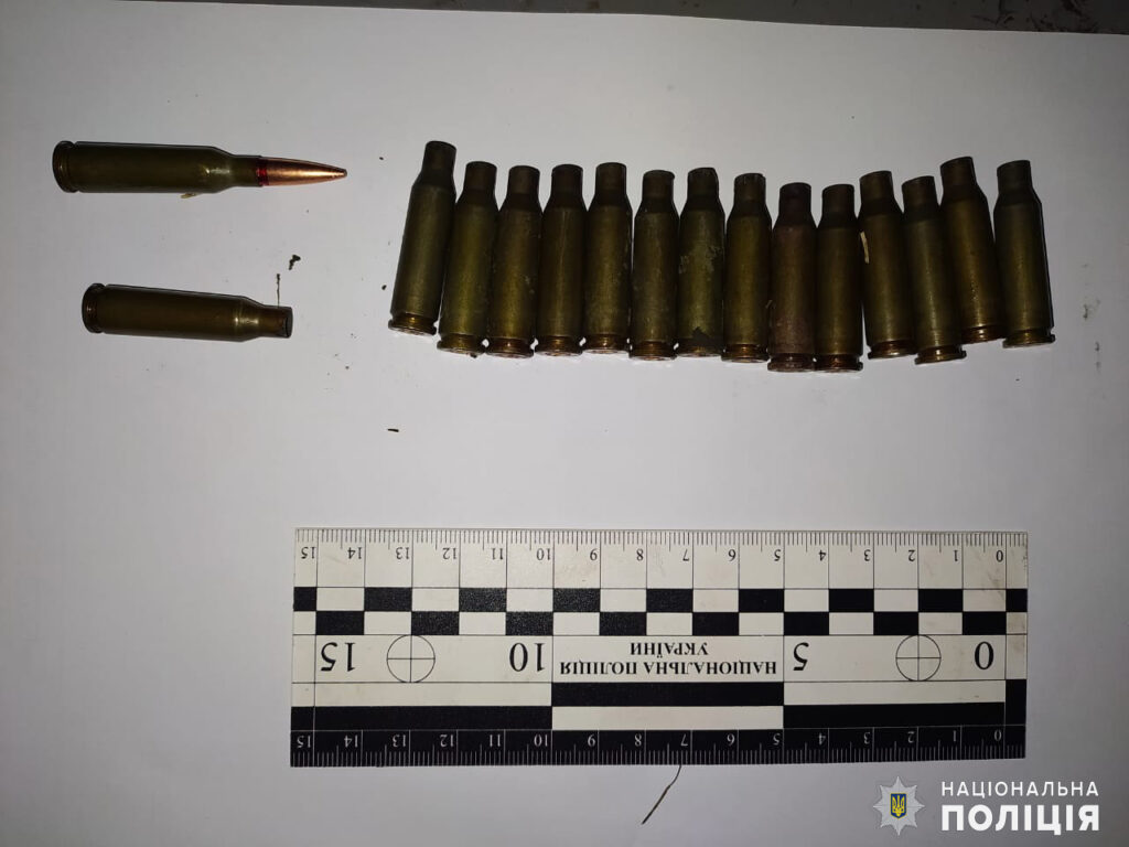 На Миколаївщині затримали хулігана - стріляв з автомата на АЗС (ФОТО) 5 На Миколаївщині затримали хулігана - стріляв з автомата на АЗС (ФОТО) 4