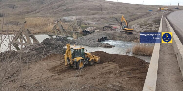 Окупанти будують одразу 3 мости в рамках сухопутного коридору в Крим (ФОТО)