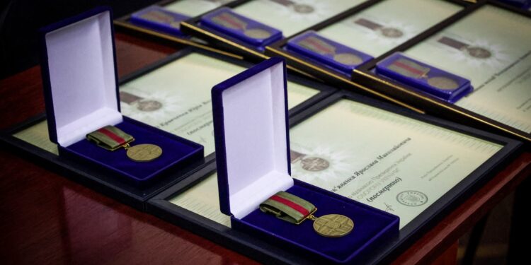 «За оборону України» – поліцейських Миколаївщини відзначили найвищими державними нагородами (ФОТО, ВІДЕО)