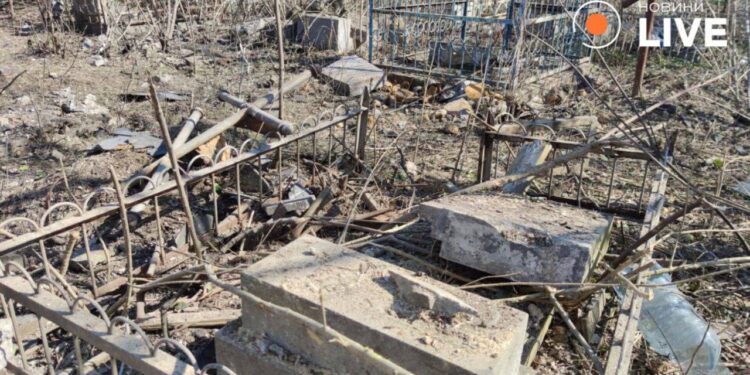 В Одесі внаслідок дронової атаки пошкоджене Таїровське кладовище – деякі могили просто зникли (ФОТО)