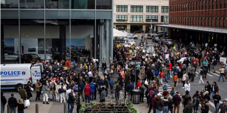 “Спаліть Tesla: врятуйте демократію” – у Нью-Йорку протестували проти Маска (ФОТО, ВІДЕО)