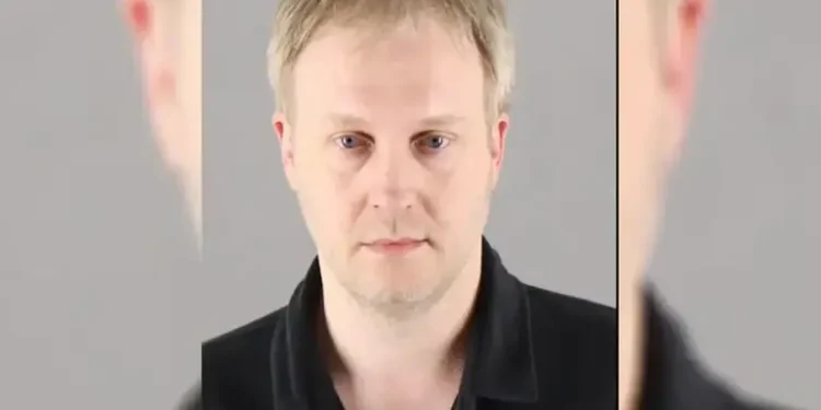 Схиляв дитину до сексу. У США затримали сенатора, який пропонував прирівняти критику Трампа до психічних розладів