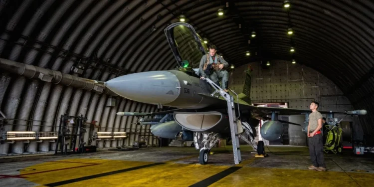 США припинили технічну підтримку F-16 для України. Чи допоможе Європа