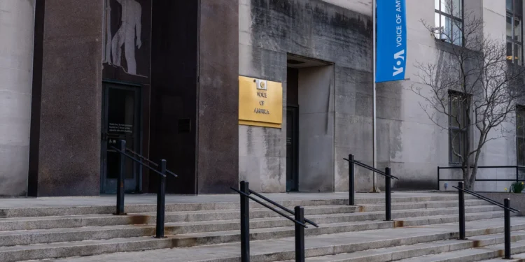 Суд у США зупинив спроби адміністрації Трампа ліквідувати «Голос Америки». Але поки що тимчасово