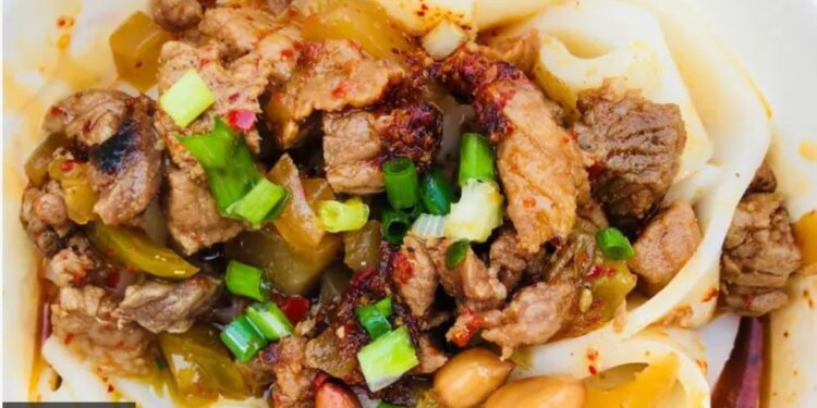 В Китаї стала шалено популярною локшина з похоронного бюро – люди видають себе за родичів покійних, щоб її поїсти