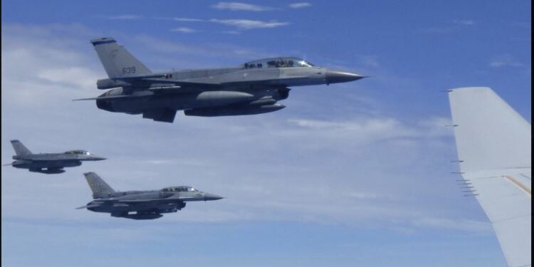 У Франції в повітрі зіткнулися військові літаки (ФОТО, ВІДЕО)