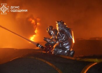 Одесу затягнуло димом – після дронової атаки горить резервуар з паливом (ФОТО, ВІДЕО)