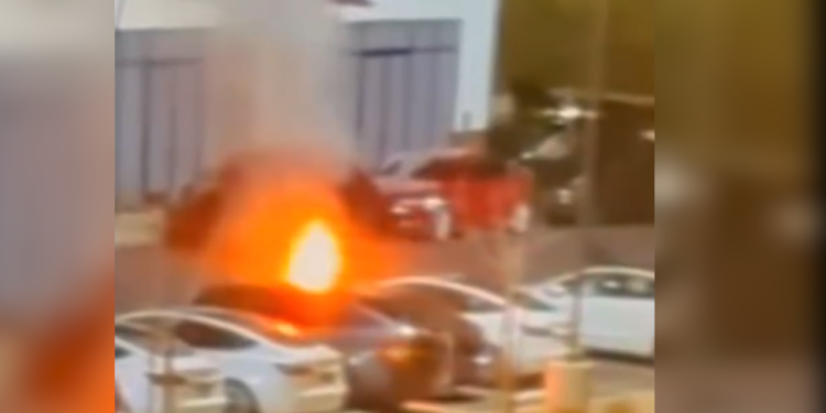 У Лас-Вегасі розстріляли і підпалили автомобілі Tesla, Маск назва це тероризмом (ВІДЕО)