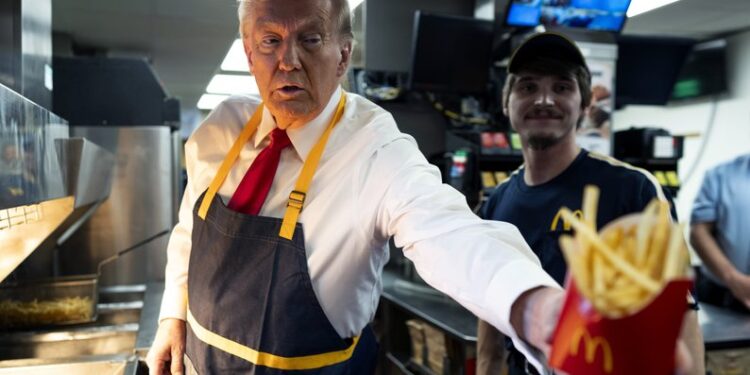 Пресслужба Білого дому з гордістю повідомила, що Трамп після скандалу  з’їв і свій обід, і Зеленського