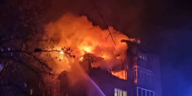 Ворожий «шахед» влучив в п’ятиповерхівку в Чернігові – спалахнула пожежа – МВА (ФОТО)