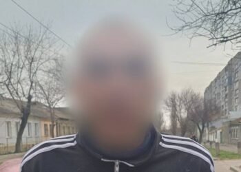 У Миколаєві чоловік під кайфом влаштував стриптиз на кузові автівки, а під час втечі від поліції врізався у службове авто