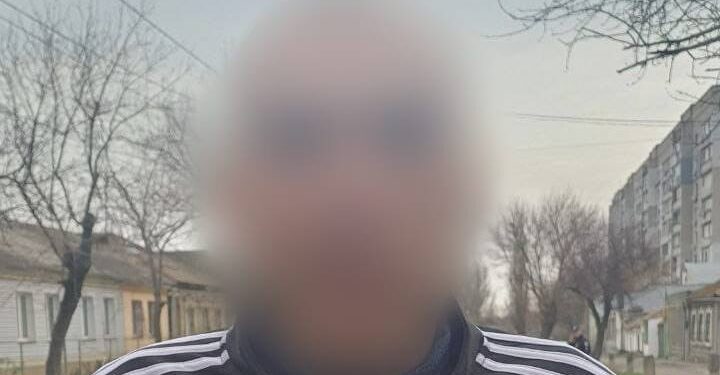 У Миколаєві чоловік під кайфом влаштував стриптиз на кузові автівки, а під час втечі від поліції врізався у службове авто