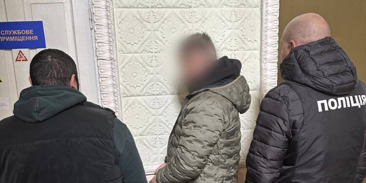 У Миколаєві поліція повідомила про підозру 44-річному чоловіку у викраденні і катуванні людини 7 років тому