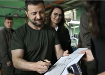 Українці готові воювати без зброї США, а рейтинг Зеленського завдяки Трампу випереджає Залужного, – The Economist