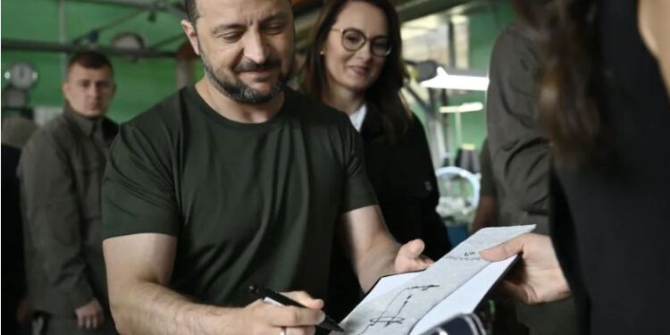 Українці готові воювати без зброї США, а рейтинг Зеленського завдяки Трампу випереджає Залужного, – The Economist