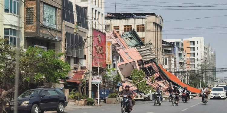 Вже 694 людини загинули і 1670 постраждали через землетрус у М’янмі, влада звернулася до світової спільноти (ВІДЕО)