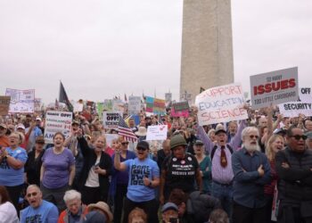 Наймасовіший протест проти Трампа – як американці це пояснюють, і де був сам Трамп (ФОТО)