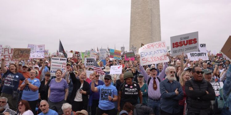 Наймасовіший протест проти Трампа – як американці це пояснюють, і де був сам Трамп (ФОТО)