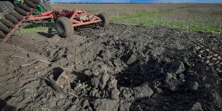 Поблизу Снігурівки на міні підірвався трактор