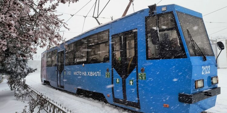 Через квітневу хуртовину в Миколаєві комунальний електротранспорт рухається з затримкою
