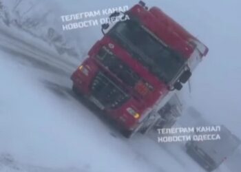 Водії, увага: через хуртовину стоять траси Миколаїв-Одеса та Миколаїв-Херсон (ВІДЕО)