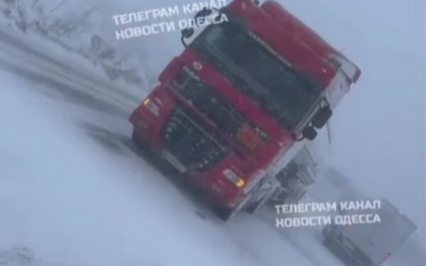 Водії, увага: через хуртовину стоять траси Миколаїв-Одеса та Миколаїв-Херсон (ВІДЕО)
