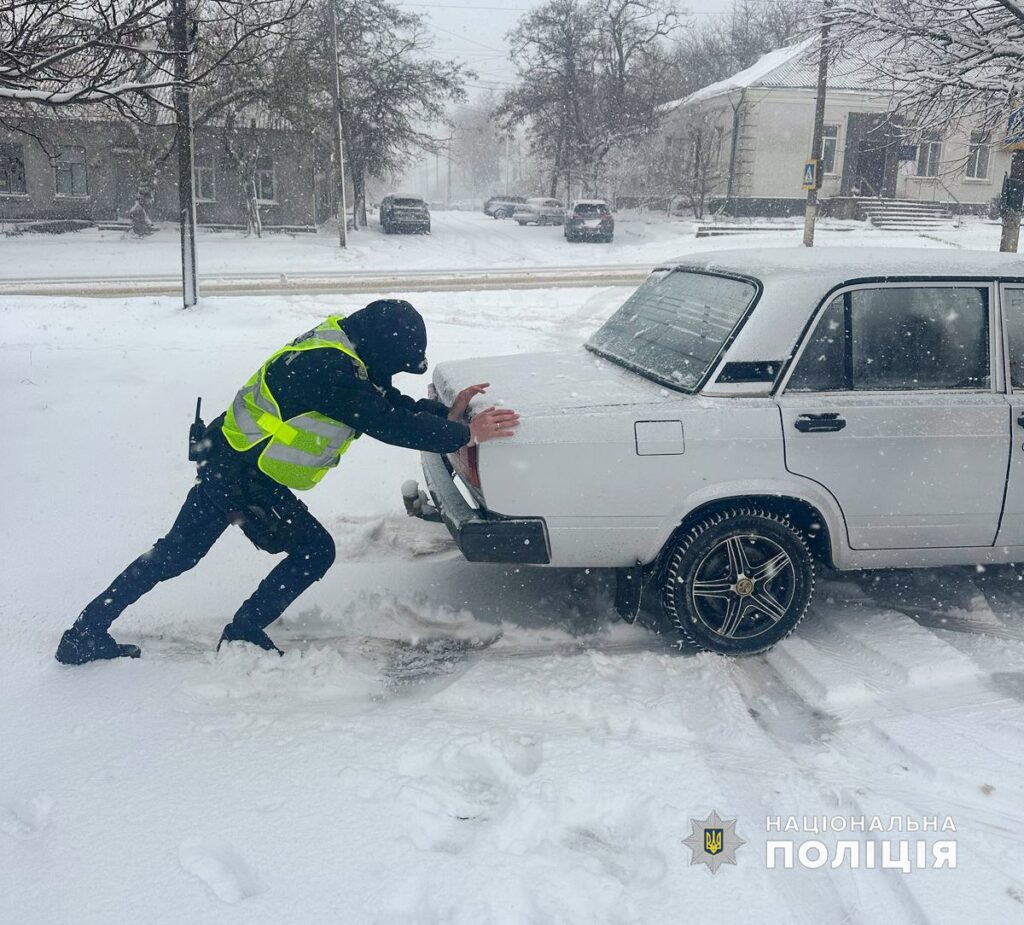 Миколаївська поліція допомагає витягати авто із снігу, в ОВА визнають, що найгірше - на Криворізькому напрямі (ФОТО) 3 Миколаївська поліція допомагає витягати авто із снігу, в ОВА визнають, що найгірше - на Криворізькому напрямі (ФОТО) 2