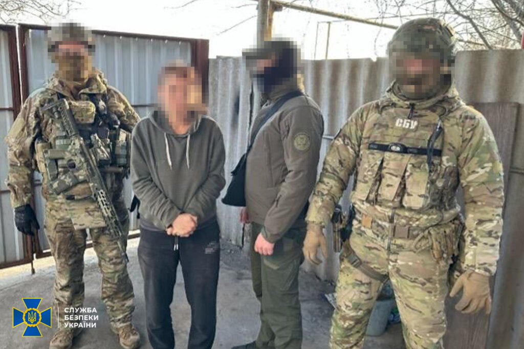 СБУ затримала агентку рф, яка шпигувала за ешелонами ЗСУ через «відеопастку» у шпаківні (ФОТО) 3 СБУ затримала агентку рф, яка шпигувала за ешелонами ЗСУ через «відеопастку» у шпаківні (ФОТО) 2