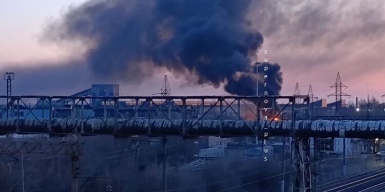 В Оренбурзі після вибуху горить ТЕЦ. Або електропідстанція (ФОТО, ВІДЕО)