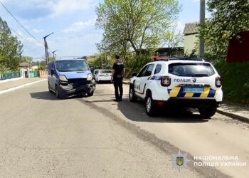 У Первомайську ЗАЗ влетів в припаркований мікроавтобус, пасажирка в лікарні (ФОТО)